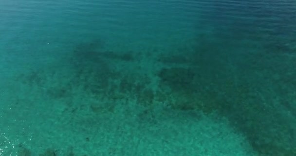 Aerial footage of clean, shimmering turquoise sea waters — Stock Video