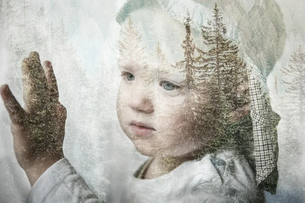 Bambino che sogna ad occhi aperti, guarda fuori dalla finestra, doppia esposizione — Foto Stock