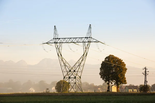 Grand pylône haute tension électrique avec lignes électriques — Photo