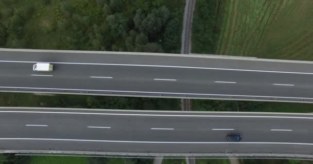 Images aériennes d'une autoroute très fréquentée — Video