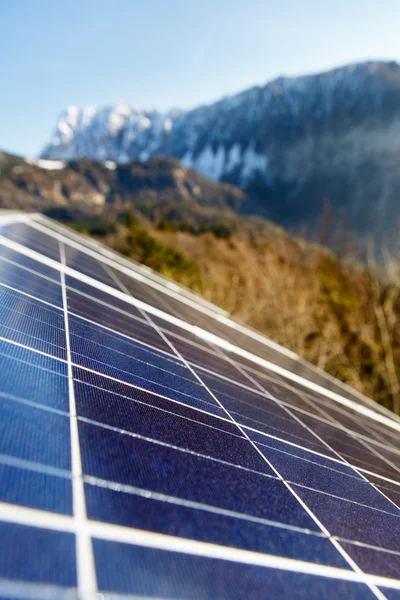 山岳の自然地域における太陽光発電のソーラー パネル — ストック写真