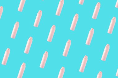 Pastel mavi arka planda pembe deodorant deseni. Kozmetik Özeti 3D Reklam Arkaplan Sanatı.