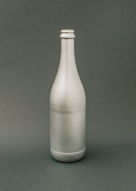 Siyah arka planda gri renkli bir şampanya şişesi. Reklam fikri. Soyut 3D Arkaplan Sanatı. Noel afişi reklam konsepti.