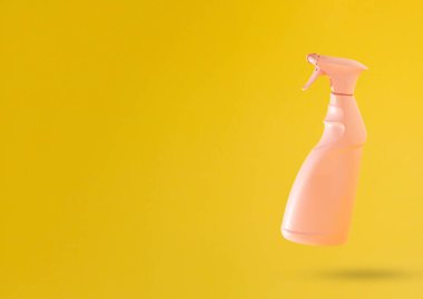 Yaratıcı pazarlama fikri. Pembe pencere temizleyicisi, sarı arkaplan ve fotokopi alanı. Reklam fikri. Minimum reklam konsepti. Soyut 3B Arkaplan Sanatı.