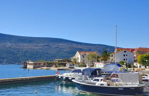 Njegoseva şehirdeki teknelerle Marina.