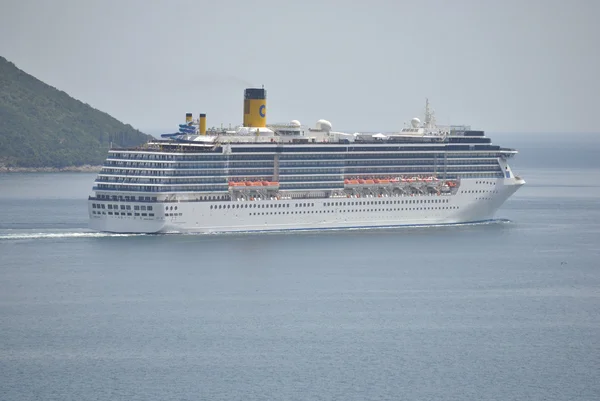 Costa-Mittelmeer-Kreuzfahrtschiff in der Adria. — Stockfoto