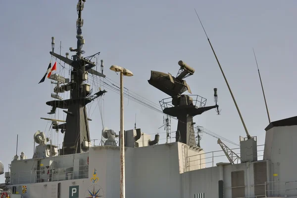 Radar en nave militar — Foto de Stock