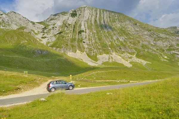 Arabanın yakınında Prutash dağ, Karadağ.