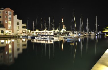 Lüks yelkenli yat geceleri.