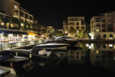 Lüks yelkenli yat geceleri.