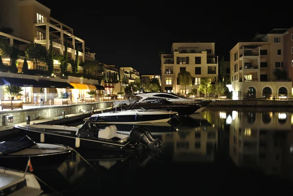 Lüks yelkenli yat geceleri.