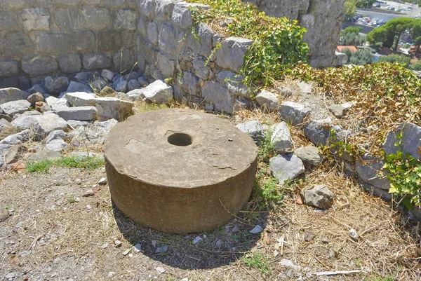 Antik millstone yere.