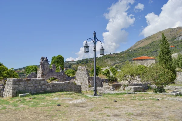 Antik kalıntılar arasında yalnız sokak lambası.