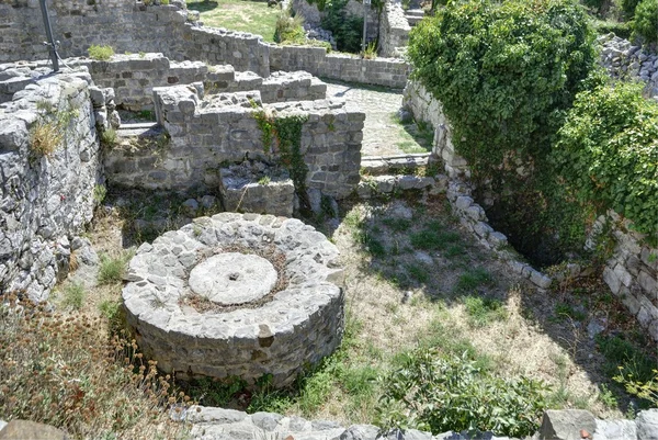 Base de l'ancienne presse à huile . — Photo