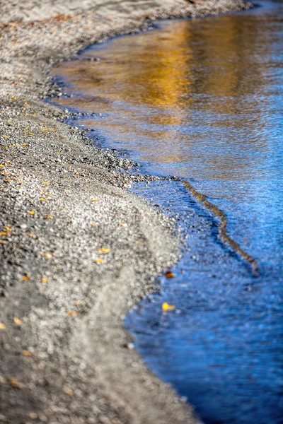 Барвисте відображення лінії води — стокове фото