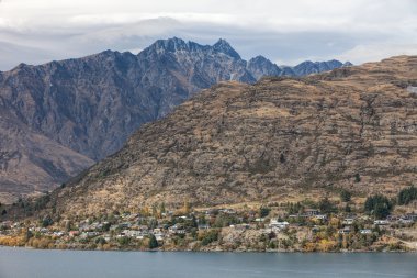 Göl kenarındaki evi