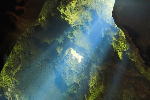Krásné jeskyně s paprsek světla Stock Fotografie