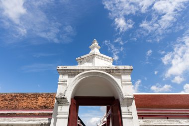 kemerli girişniño cerca del lago