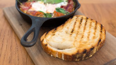 Bir ahşap tahta tost dilim 