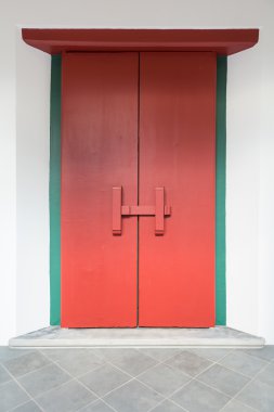 Boyutu ahşap kırmızı kapı tam / kapı 