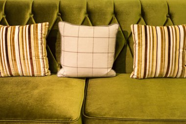 Yeşil kadife koltuk ve minderler kapat 
