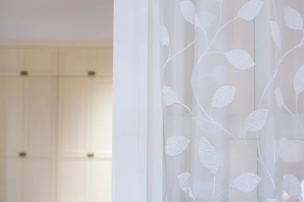 Cortina transparente blanca en el dormitorio — Foto de Stock