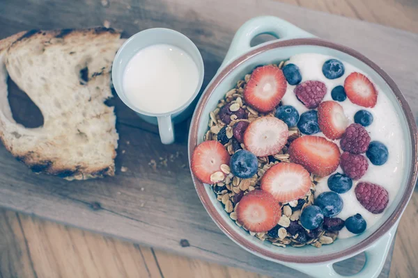 Granola Desayuno en tazón verde con un vaso de leche — Foto de Stock