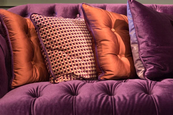 Primer plano de sofá y cojines de terciopelo violeta — Foto de Stock