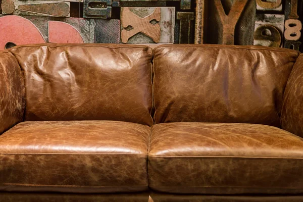 Sofá vintage de cuero marrón — Foto de Stock