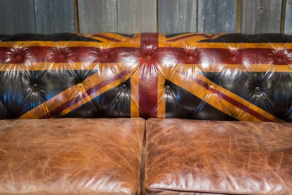 Sofá vintage de cuero marrón con textura de bandera de Inglaterra — Foto de Stock