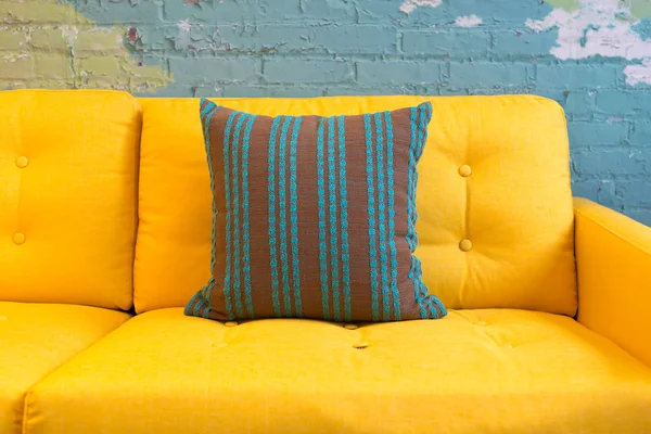 Close up de sofá tecido amarelo e almofadas — Fotografia de Stock