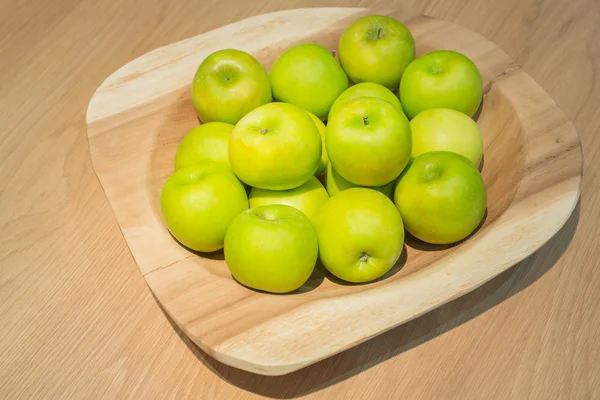 Zelená jablka v Dřevěný tác Stock Fotografie