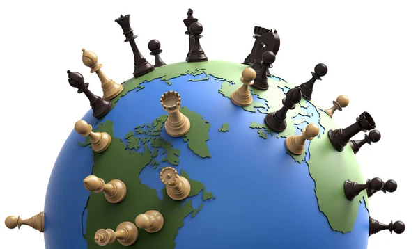 Símbolo de la geopolítica el mundo globo con piezas de ajedrez — Foto de Stock