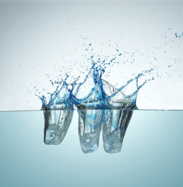 düşen ve su buz kalıbı