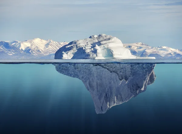 Isberget med ovan och under vattnet Visa — Stockfoto
