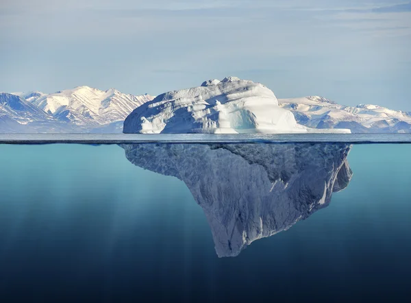 Iceberg con vista arriba y bajo el agua — Foto de Stock