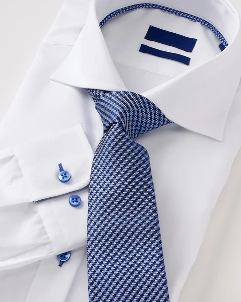 Hombres camisa ropa con corbata en blanco — Foto de Stock