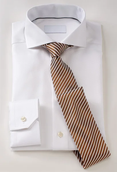 Hombres camisa ropa con corbata aislada en blanco — Foto de Stock