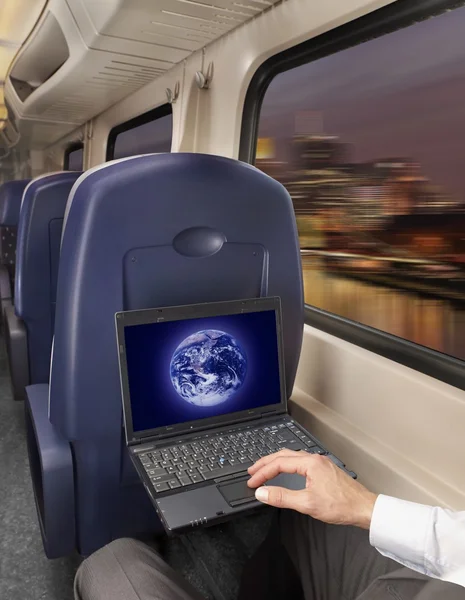 Uomo che lavora su un computer portatile in treno — Foto Stock