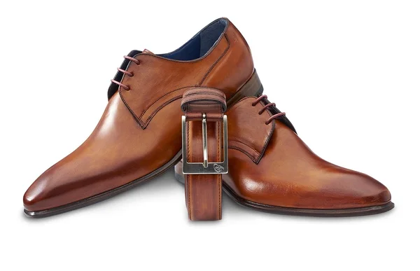 Brązowe skórzane buty z paskiem i ścieżki przycinającej — Zdjęcie stockowe