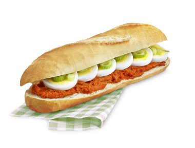  biftek tartare sandviç üzerine beyaz izole kırpma yoluyla