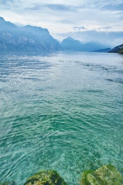 Mavi dağlar ve gökyüzü göl