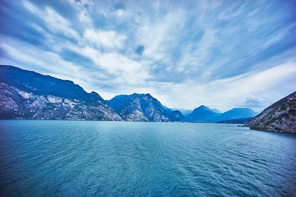 Lago con montañas azules y cielo — Foto de Stock
