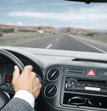 adam elleriyle kırpma yolu ile direksiyon simidi üzerinde sürüş
