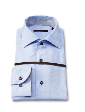 Beyaz bir arka plan üzerinde izole erkek gömlek