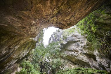 gökyüzündeki bulutlar ile Dağları