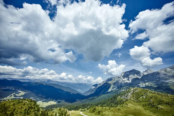 Montañas con nubes en el cielo — Foto de Stock