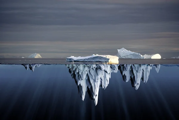 Blick über und unter Wasser auf Eisberge — Stockfoto