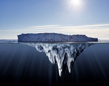 Buzdağları görünümünü su altında ve üstünde