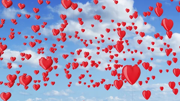 Красные шары в форме сердца в голубом небе с облаками . — стоковое фото